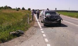 Kelyje į Dovilus sudaužyti du automobiliai