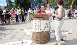 Klaipėdoje - akcija "Lietuvi, įkalk vinį į kubilą!"