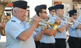 Šeštadienio rytą klaipėdiečius ir miesto svečius žadino pučiamųjų instrumentų orkestrų sambūrio “Orkestrų audros” dalyviai