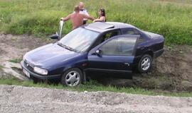 Į griovį prie Gindulių nustumtas automobilis