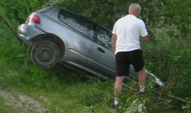 Avarijos: Žvyrkeliu lėkusi "Honda" atsidūrė griovyje