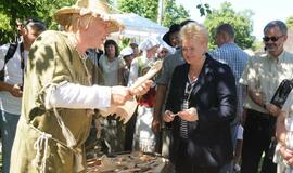 Dalia Grybauskaitė Klaipėdoje dalyvavo iškilmingoje žuvusiųjų jūroje pagerbimo ceremonijoje ir Etnografinėje pajūrio žvejo sodyboje surengtoje šventėje