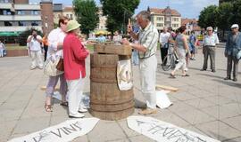 Klaipėdoje - akcija "Lietuvi, įkalk vinį į kubilą!"