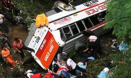 Filipinuose autobusui nugarmėjus į tarpeklį žuvo 35 žmonės