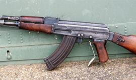 Irako kelių policininkai ginsis Kalašnikovo automatais