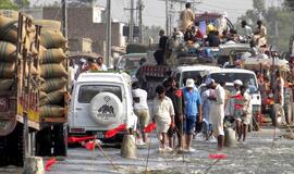 Pakistane potvynio srovė apvertė autobusą, žuvo 20 žmonių