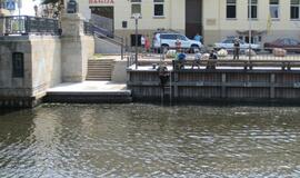 Nuo Biržos tilto į upę nušoko vyras