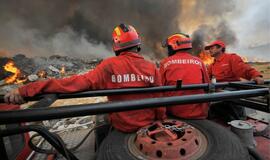 Portugalijos ugniagesiai kovoja su miškų gaisrais