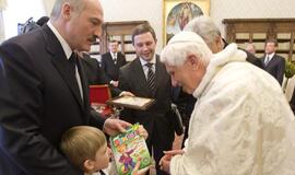 Aleksandras Lukašenka pasikeitė oficialią savo gimimo datą