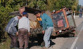 Apvirtus traktoriui žuvo abu juo važiavę vyrai