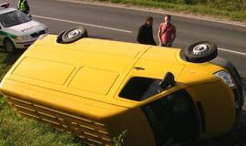 Kelyje Jakai-Dovilai apsivertė mikroautobusas