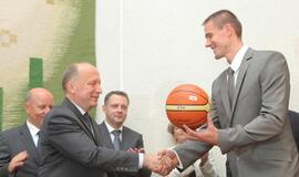 Lietuvos vyrų krepšinio rinktinei įteikta 180 tūkst. litų premija