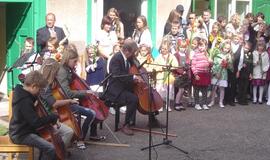 Pamario menininkų kalviams badas žiūri į akis