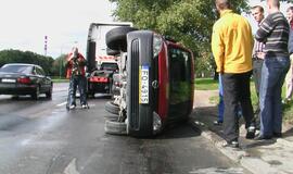 Avarijoje Mokyklos gatvėje apsivertė automobilis