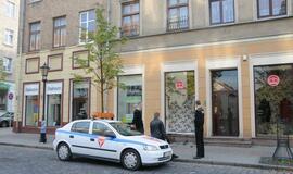 Mašina partrenkė dviratininką ir įvažiavo į vitriną