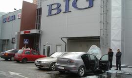Prie prekybos centro BIG-2 degė automobilis "Mazda3"