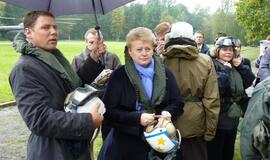 Dalia Grybauskaitė stebėjo pratybas "Šakalo akmuo 2010"
