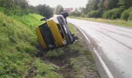 Kelyje Jakai-Dovilai apsivertė mikroautobusas