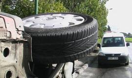 Avarijoje Mokyklos gatvėje apsivertė automobilis