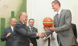 Lietuvos vyrų krepšinio rinktinei įteikta 180 tūkst. litų premija