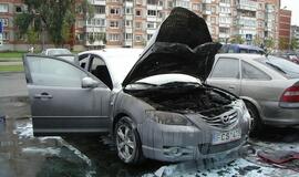 Prie prekybos centro BIG-2 degė automobilis "Mazda3"