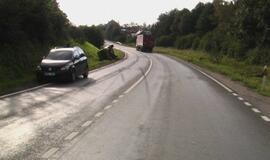 Kelyje Jakai-Dovilai apsivertė mikroautobusas