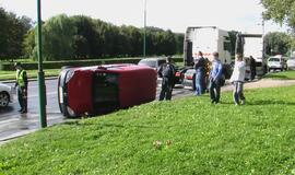 Avarijoje Mokyklos gatvėje apsivertė automobilis