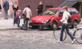 Mašina partrenkė dviratininką ir įvažiavo į vitriną