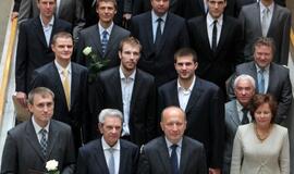 Lietuvos vyrų krepšinio rinktinei įteikta 180 tūkst. litų premija