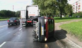 Avarijoje Mokyklos gatvėje apsivertė automobilis