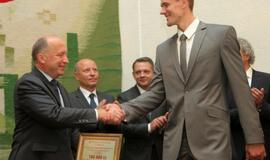 Lietuvos vyrų krepšinio rinktinei įteikta 180 tūkst. litų premija