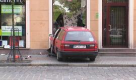 Mašina partrenkė dviratininką ir įvažiavo į vitriną