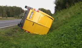Kelyje Jakai-Dovilai apsivertė mikroautobusas