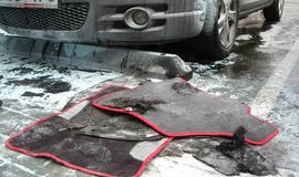 Prie prekybos centro BIG-2 degė automobilis "Mazda3"