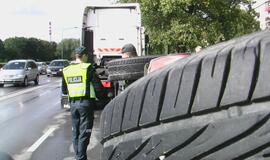 Avarijoje Mokyklos gatvėje apsivertė automobilis