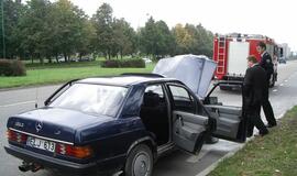 Baltijos prospekte užsiliepsnojo važiavęs mersedesas