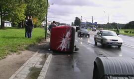 Avarijoje Mokyklos gatvėje apsivertė automobilis