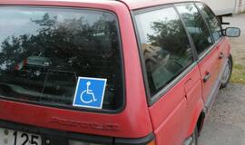 Mašina partrenkė dviratininką ir įvažiavo į vitriną