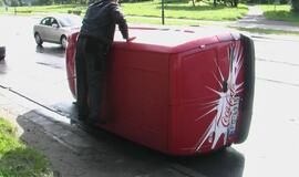 Avarijoje Mokyklos gatvėje apsivertė automobilis