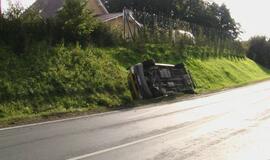 Kelyje Jakai-Dovilai apsivertė mikroautobusas