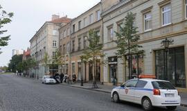 Mašina partrenkė dviratininką ir įvažiavo į vitriną