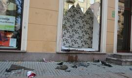 Mašina partrenkė dviratininką ir įvažiavo į vitriną