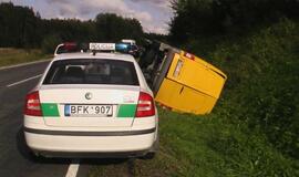 Kelyje Jakai-Dovilai apsivertė mikroautobusas