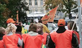 Protestuotojai, "išreikšdami panieką", grupelėmis praėjo pro Vyriausybę