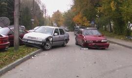 Jaunuolių automobiliai susidūrė kolegijos pašonėje