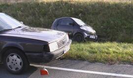 Mažylį "Smart" nusviedė į pakelės griovį