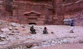 Raudonoji dykumų rožė Petra: stebuklai uolose