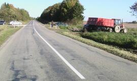 Netoli Priekulės - traktoriaus ir "Renault" avarija