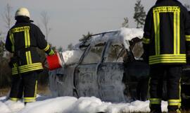 Kelyje Rietavas-Plungė sudegė automobilis