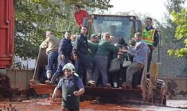 Tris Vengrijos kaimus užliejo nuodingos atliekos